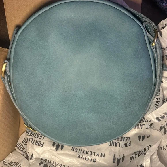 Portland Leather Large Circle Crossbody in Aqua. C-grade bag. - Picture 3 of 12